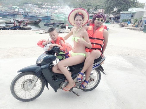 Bức ảnh xì-tin đi xe máy bình dân của Trang Khàn sẽ rất bình thường nếu như những người ngồi trên xe đội mũ bảo hiểm. Nhiều người hâm mộ chỉ trích cô người mẫu 