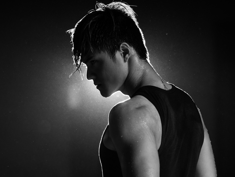 Lam Vinh Hai lanh lung khoe body trong bo anh moi hinh anh