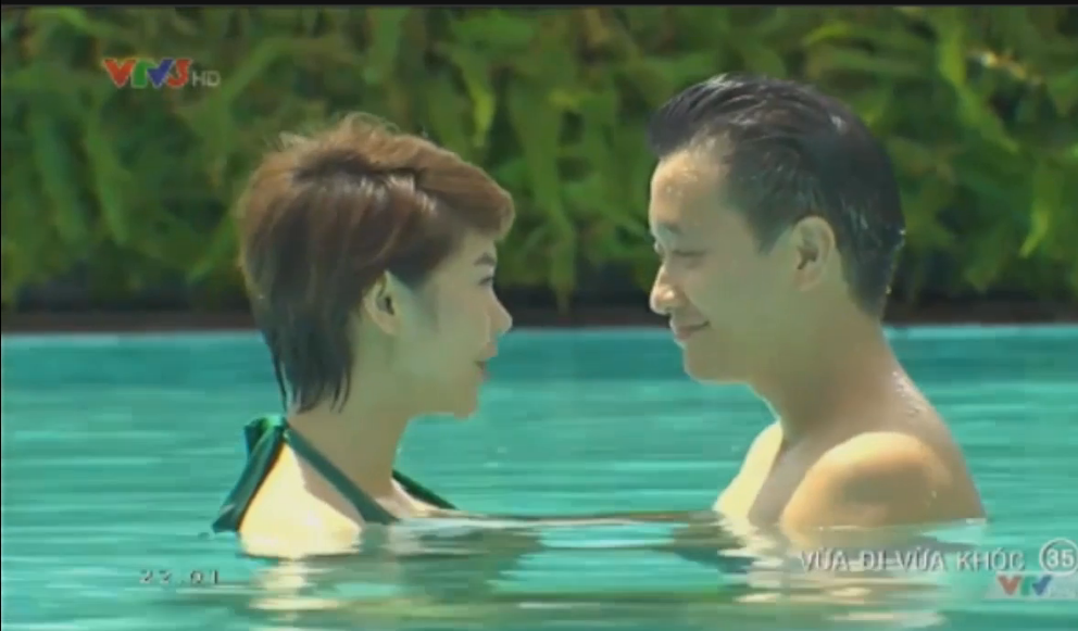 Hai Minh va Dong Duong hon nhau say dam tai be boi hinh anh