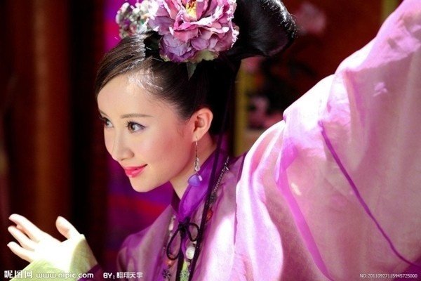 Thư Sướng trong Cung tỏa châu liêm.