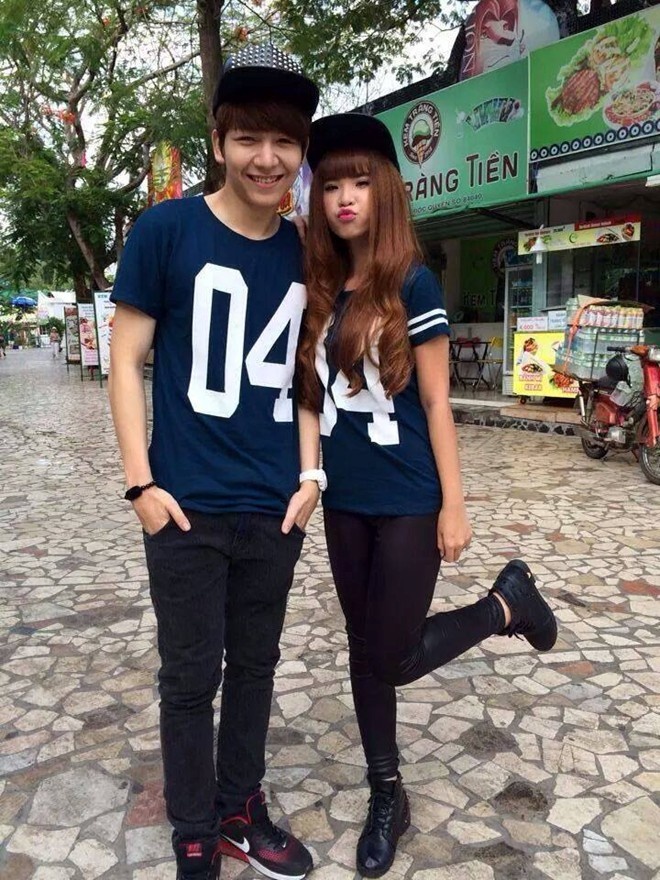 Sự thân thiết giữa cặp đôi Khởi My và Kelvin Huy Khánh khiến người hâm mộ đặt ra nhiều nghi vấn tình cảm. Tuy nhiên, giọng ca Vì sao đã từng lên tiếng phủ nhận và khẳng định mối quan hệ giữa họ là bạn bè thân thiết. Thế nhưng, việc ăn vận khá giống nhau và luôn đồng hành trong nhiều hoạt động âm nhạc khiến cặp đôi khó thoát khỏi những nghi vấn từ cánh truyền thông.