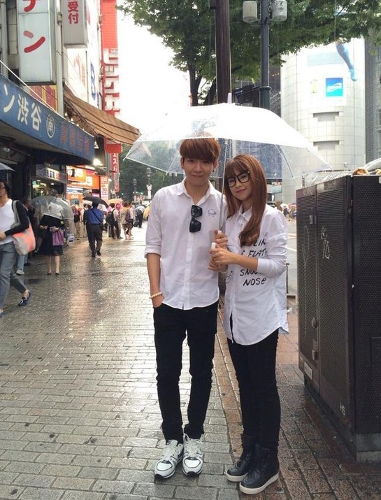 hững hình ảnh trong chuyến đi lưu diễn ở Nhật Bản, các fan càng thêm khẳng định Khởi My và Kelvin đang hẹn hò với nhau. Bên cạnh những giây phút vui đùa cùng cả đoàn nghệ sĩ Việt Nam, hầu như Khởi My đều đi chung, ngồi ăn chung với Kelvin mặc dù có cả mẹ mình đi cùng lần này. Thậm chí, cặp đôi còn công khai cử chỉ tình cảm thân mật, thường xuyên quan tâm đến nhau.