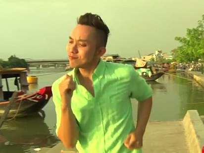 Chang Lo nhay tung tren pho vi cua do 'hot girl banh trang' hinh anh