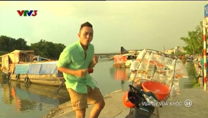 Chang Lo 'phat dien' tren pho vi cua do gai hinh anh