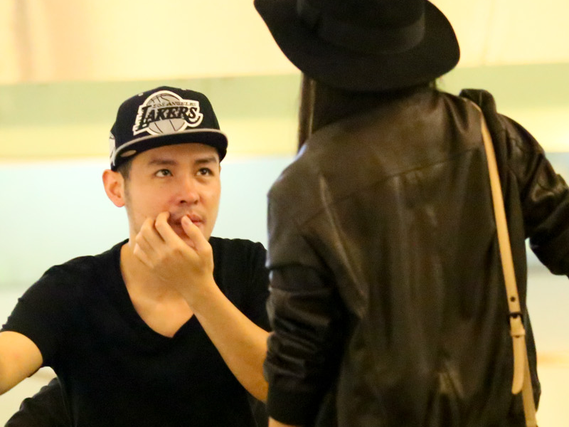 Hoang Hai dua co gai la di choi khuya hinh anh