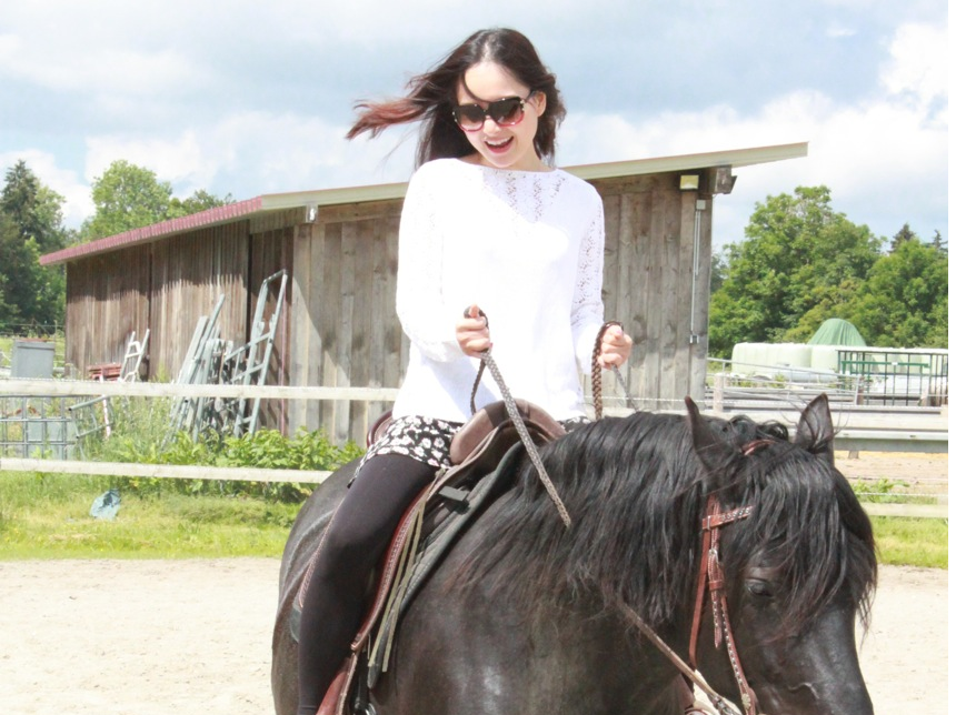 Lan Phuong mat moc khoe tai cuoi ngua tai Duc hinh anh