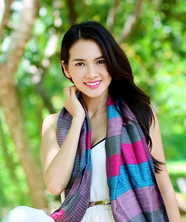 Không cần quá cầu kỳ trong kiểu tóc, diễn viên Anh Thư vẫn thu hút sự chú ý của mọi người.