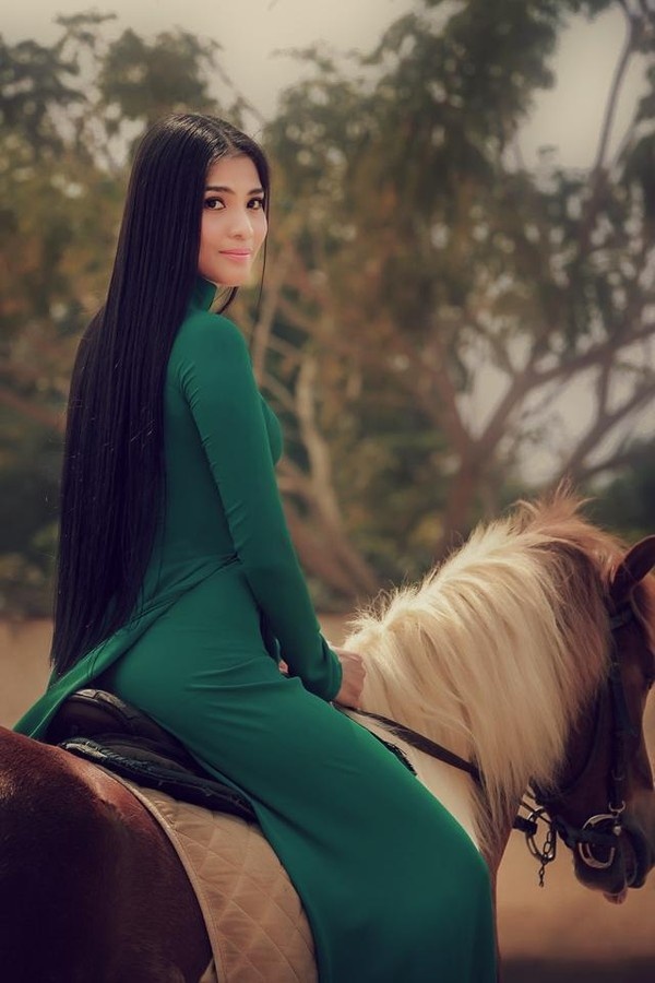 Á hậu Trương Thị May sở hữu suối tóc mềm mượt được duỗi thẳng khiến nhiều người mơ ước.