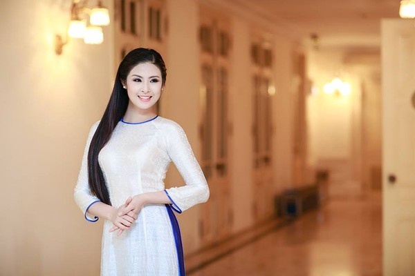 Tóc dài thẳng đẹp luôn là kiểu tóc yêu thích của Hoa hậu Ngọc Hân.