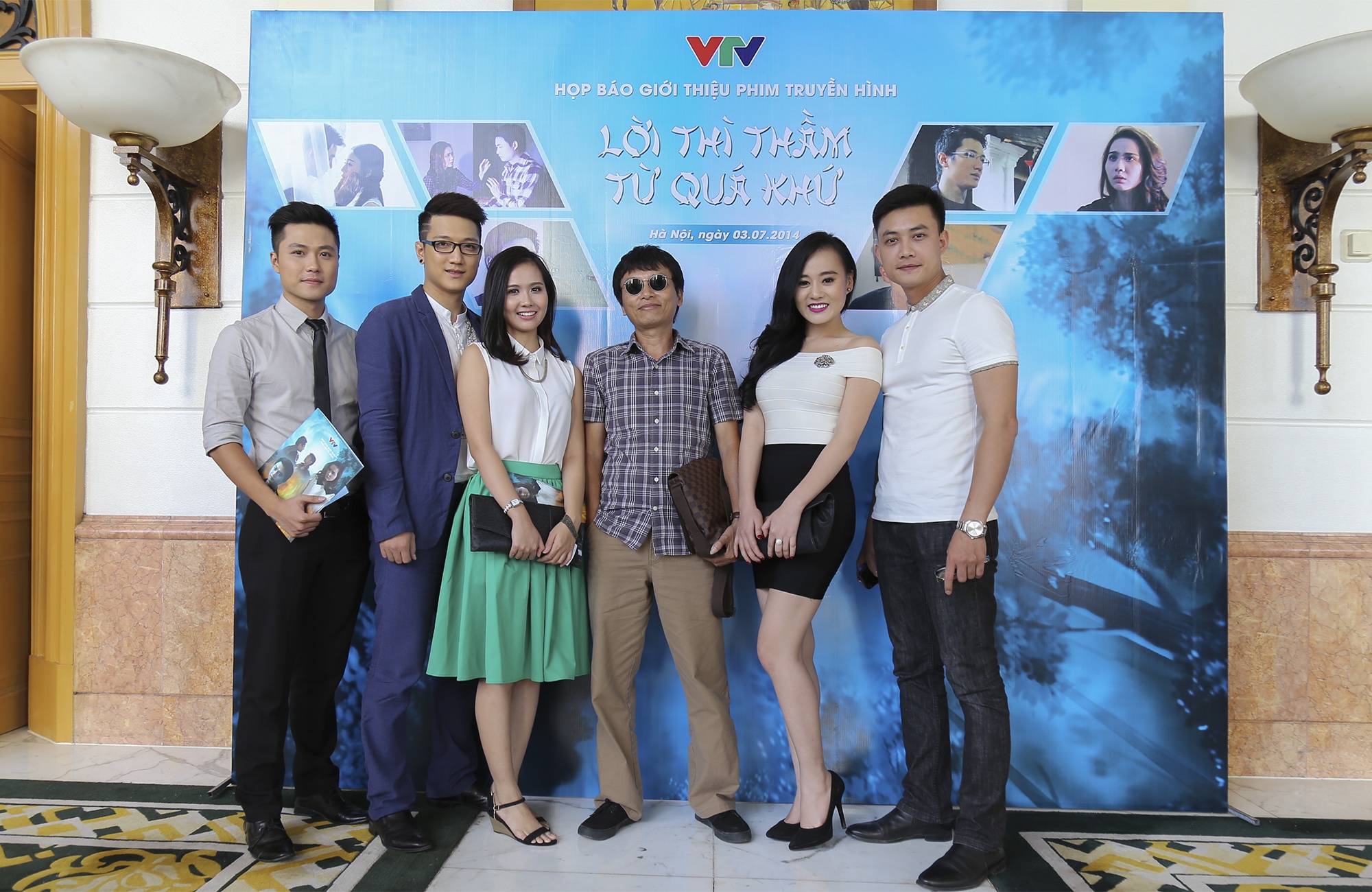 Đạo diễn Mai Hồng Phong và các diễn viên tại buổi họp báo ra mắt phim hôm 3/7.