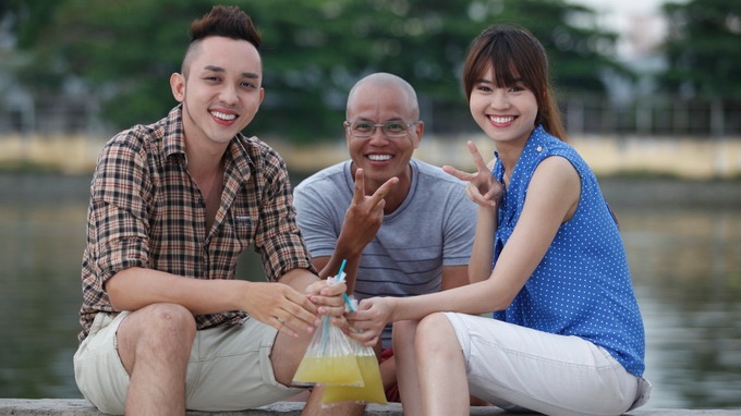 Đạo diễn Vũ Ngọc Đãng và hai diễn viên trong phim Vừa đi vừa khóc - La Quốc Hùng và Ninh Dương Lan Ngọc.