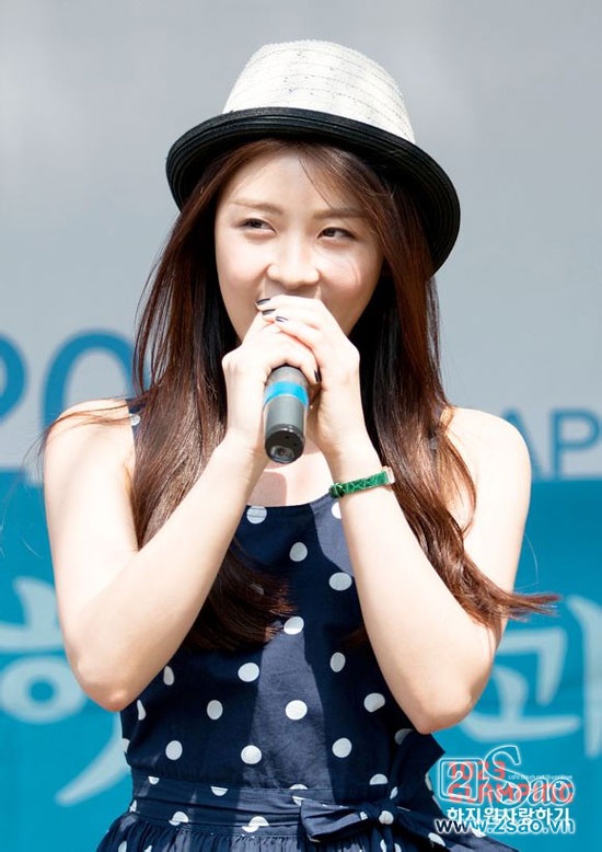 Chiếc váy chấm bi được Ha Ji Won mix cùng mũ vành nhỏ sành điệu.