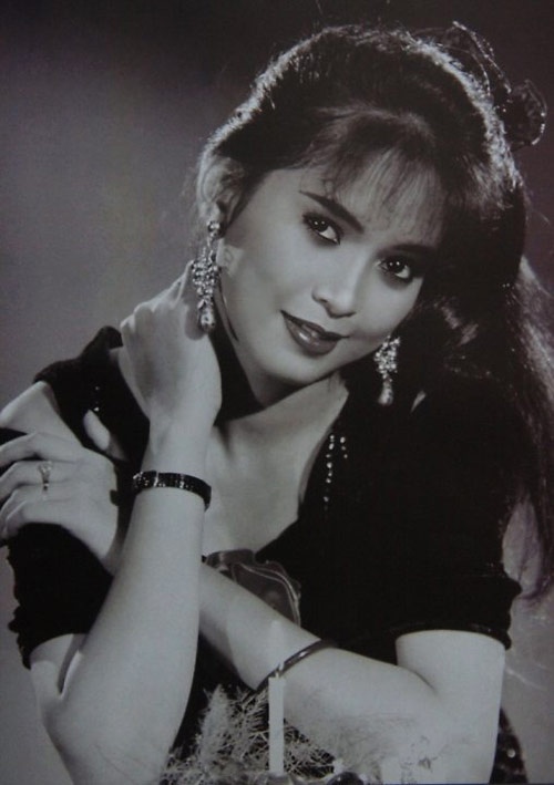 Vị đắng tình yêu mãi đi vào lòng người hâm mộ như một bộ phim tình yêu lãng mạn đầy xúc động vào những năm 90. Là một trong những phim đoạt danh thu phòng vé cao nhất, đồng thời bộ phim đã đoạt Bông sen vàng tại LHP Việt Nam 1993, giúp đạo diễn Lê Xuân Hoàng đoạt giải Đạo diễn xuất sắc nhất, Lê Công Tuấn Anh(vai Quang Đông-ki-sốt) đoạt Nam diễn viên chính xuất sắc nhất. Nữ diễn viên Thủy Tiên - mẹ chồng hiện tại của Hà Tăng - với vẻ đẹp trong sáng và tình yêu ngọt ngào trong phim với diễn viên Lê Công Tuấn Anh - cũng vụt sáng thành sao.