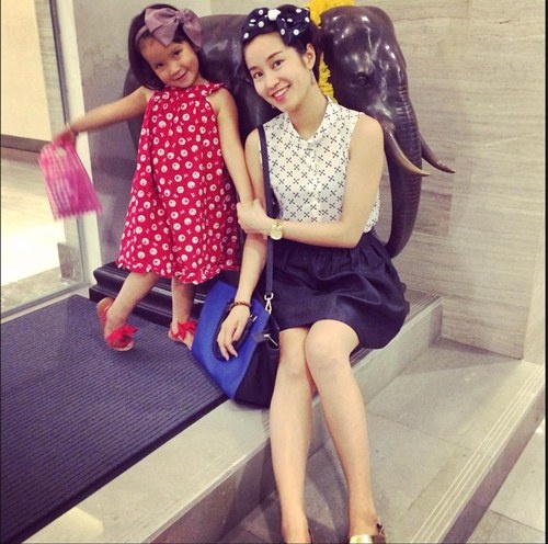 Băng đô nơ rất sành điệu của Mi Vân và con gái.