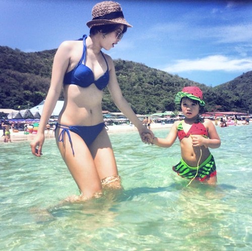 Mi Vân cũng thường xuyên đưa con gái đi du lịch, mỗi lần đi hai mẹ con lại tha hồ mua sắm.