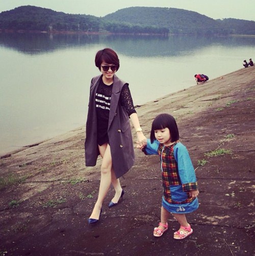 Street style  trẻ trung và năng động của 2 mẹ con.