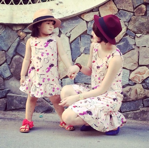 Hình ảnh đậm chất thời trang của mẹ con hotgirl nhận được nhiều sự quan tâm của các tín đồ thời trang.