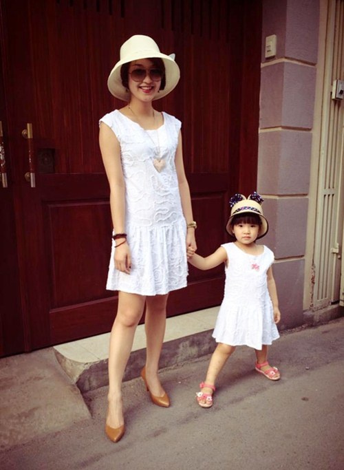 Ở mỗi bộ trang phục đơn sắc Mi Vân thường đi kèm phụ kiện là mũ để tạo điểm nhấn.