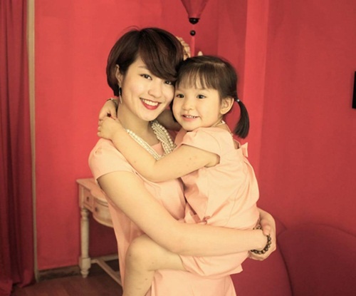 Trang phục có màu sắc trang nhã, thanh lịch, dịu mát rất phù hợp với mùa hè Hà Nội.