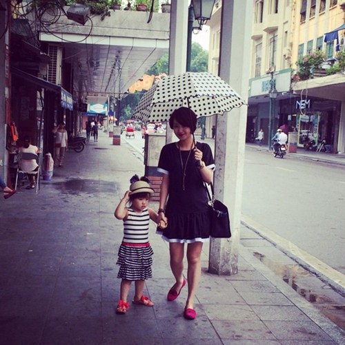 Con gái còn nhỏ nên Mi Vân đi đâu đều dẫn con gái đi cùng, mỗi lần ra đường hai mẹ con Mi Vân luôn chỉn chu từ trang phục đến đầu tóc.