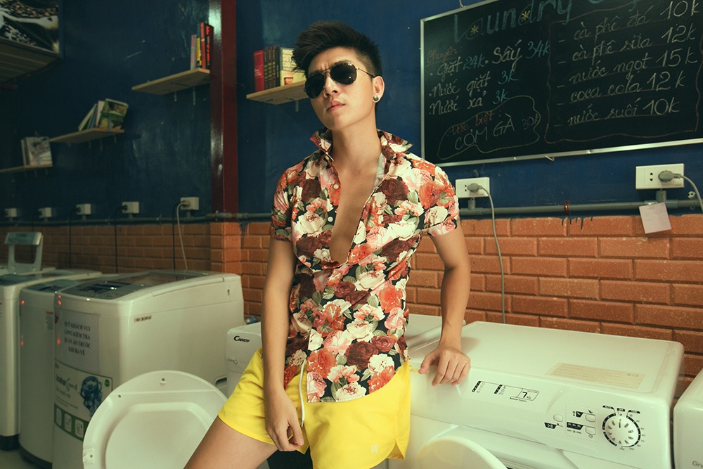 Nam Hee cực ngầu với kiếng mắt Ruồi và áo sơ mi in hoa rực rỡ như nắng Mùa Hè. Concept của bộ ảnh xoay quanh tiệm giặt là công cộng nơi những người trẻ độc thân thành thị tìm đến để giải quyết chuyện quần áo sau khi mặc để dành thời gian nhiều hơn bên nhau, đó là những câu chuyện riêng tư được chia sẽ của mỗi người, vui có, buồn có. 