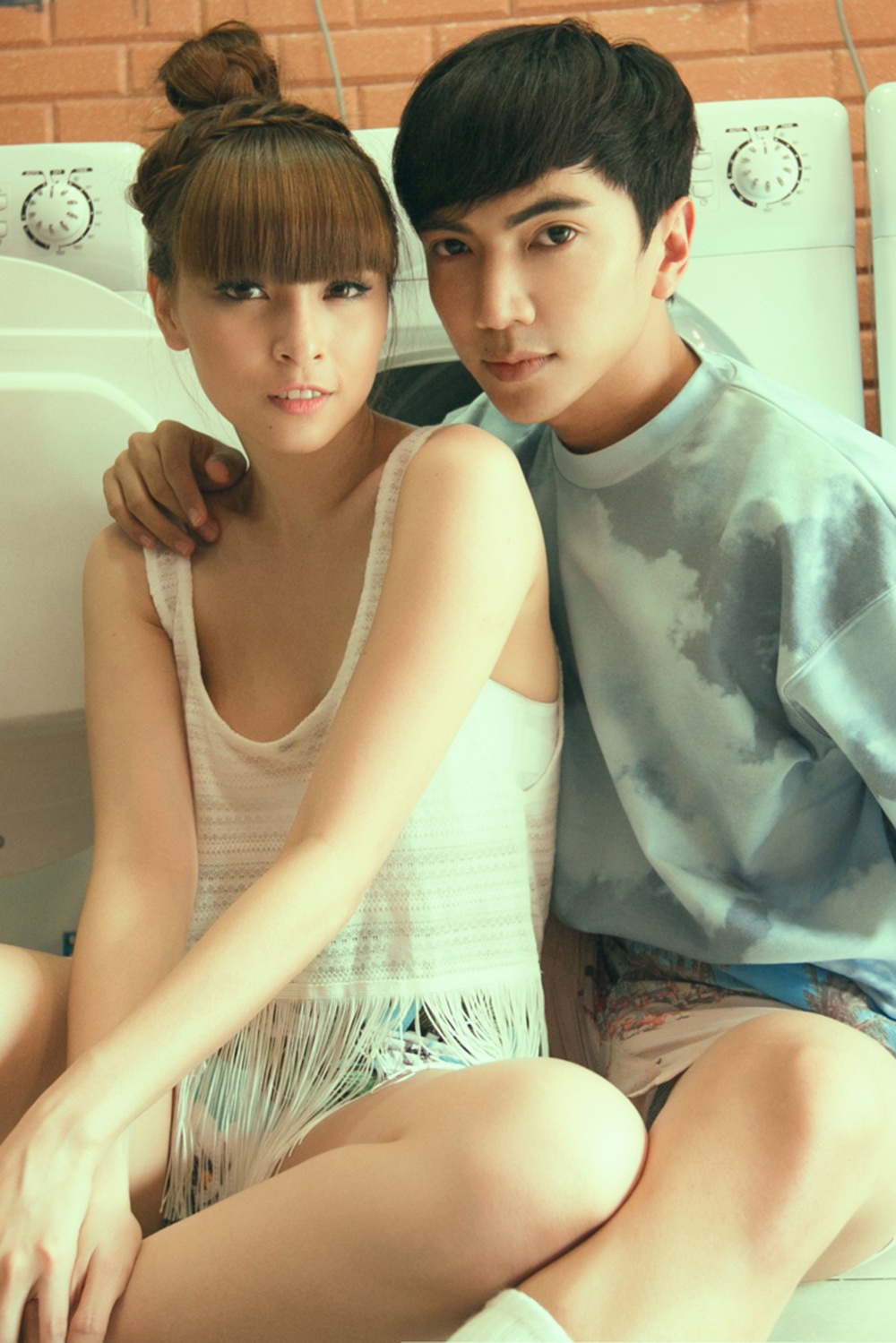 Áo in họa tiết mây trời xanh mát cho nam và tank top tua rua mix cùng quần body suit cho nữ  gợi cảm hứng cho kì nghỉ ở biển.