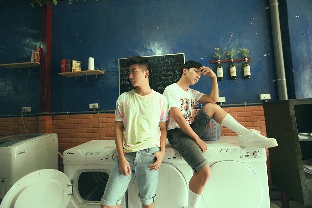 Cách mix quần jeans lửng xắn gấu với áo T-shirt đơn giản nhưng cực kul cho những chàng trai trẻ hiện đại. MC Nam Hee vừa trở về sau thành công vai diễn của của anh bộ phim đầu tay “Gỡ rối tơ lòng”