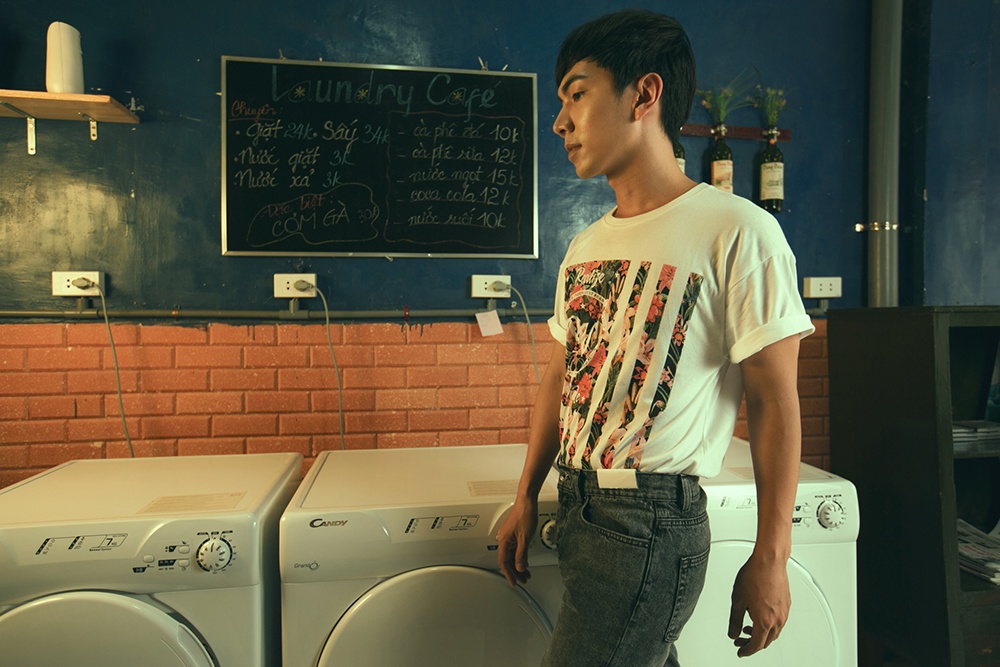Cao Thiên Ân diện set đồ của Topman với áo Tshirt in kẻ sọc hoa lá nhiệt đới đang được yêu thích trong hè 2014. Anh chàng người mẫu ảnh kiêm stylist này vừa làm gương mặt chính trong phim quảng cáo mỹ phẩm cho teen boy.