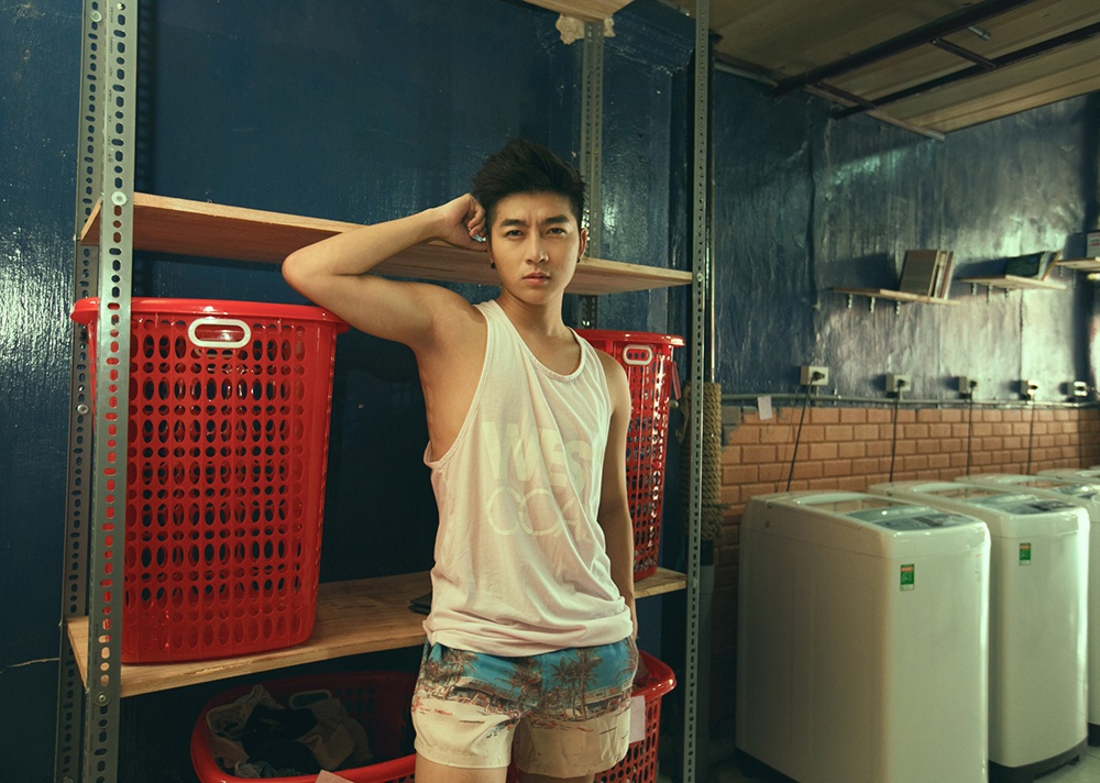 Nam Hee diện áo Tanktop phom dài gam màu pastel dịu nhẹ cùng quần short in hình bãi biển và hàng Dừa của Topman.