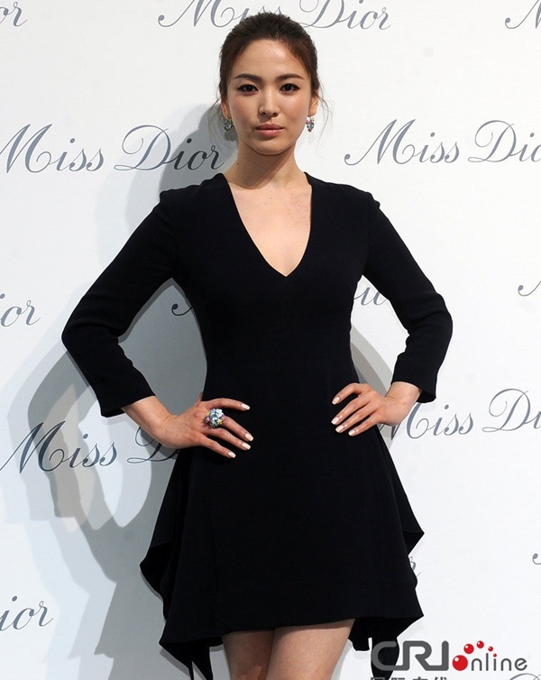 Cô sở hữu cặp lông mày Hàn Quốc đẹp nhất với các đường nét nhẹ nhàng, thanh thoát từ nhỏ. Cặp lông mày ngang, đậm phô diễn nét đẹp của gương mặt và đôi mắt trong veo của cô.