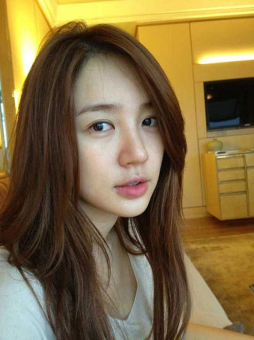 Nhưng trang Kpop cho rằng, cặp lông mày của Yoon Eun Hye cũng là điểm nhấn của người đẹp này. Thậm chí, nhiều người nghi ngờ rằng cô đã cấy lông mày.