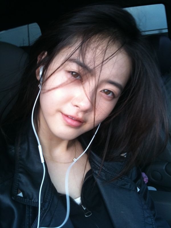 Go Ara là nữ diễn viên tài năng mới của màn ảnh xứ Củ Sâm. Cô được coi là biểu tượng của nhan sắc tự nhiên và ngay cả khi để mặt mộc, cặp lông mày dày và quyến rũ của Ara vẫn khiến nhiều người phải trầm trồ.