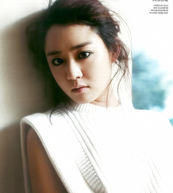 Từ trước đến nay, Moon Geun Young vẫn được cho là tuy không sở hữu vẻ đẹp sắc sảo, nghiêng nước nghiêng thành, song các nét của cô lại rất hài hòa, ưa nhìn. Nụ cười rạng rỡ, gương mặt đẹp dịu dàng cùng làn da mịn màng là điểm nhấn của nữ diễn viên xinh đẹp.