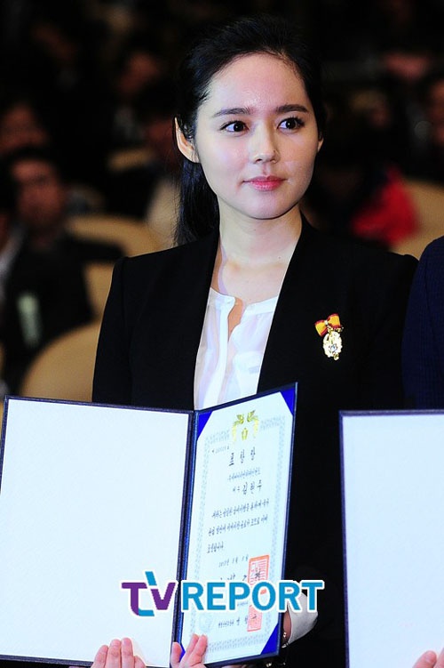 Ngoài gương mặt ngây thơ trong sáng, vẻ đẹp không tì vết và chiếc mũi cao thon, cô còn được khen nức nở với cặp lông mày dày rậm và quyến rũ khiến gương mặt luôn nổi bật.