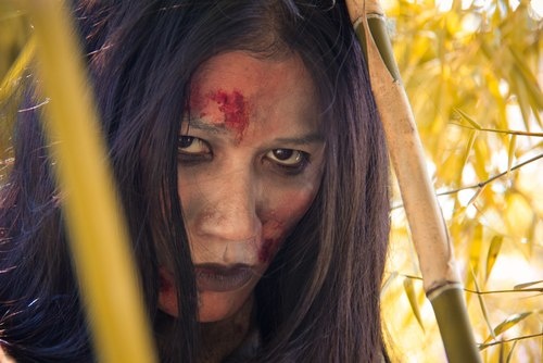 Chân dài Trang Trần cũng không ngại làm xấu mình khi vào vai ma nữ trong phim điện ảnh Biết chết liền. 