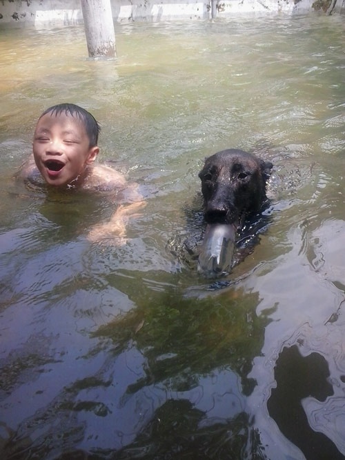 Giang còi tự hào, con trai anh rất hiếu động nhưng rất ngoan ngoãn và lễ phép.