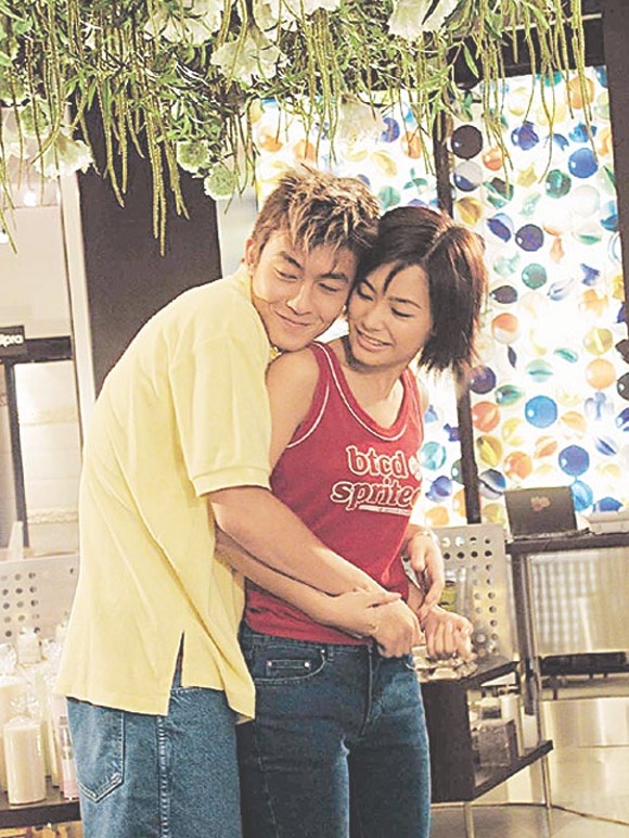 Scandal ảnh nóng với Trần Quán Hy khiến Twins tan rã, sự nghiệp của kiều nữ Hong Kong bị tiêu tan.