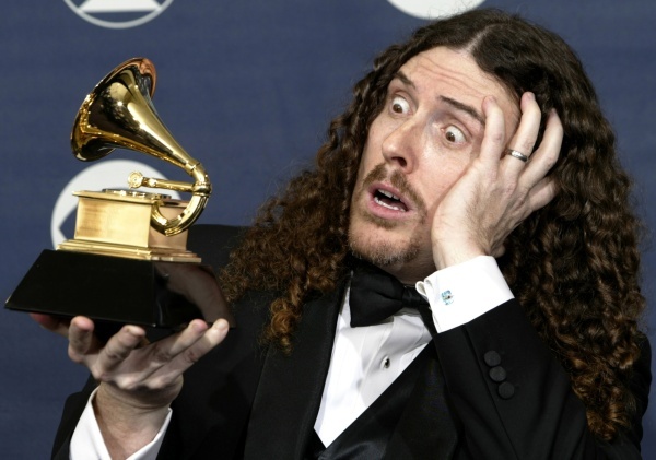 Ngay cả khi nhận giải Grammy, Yankovic cũng tạo hình hài hước.