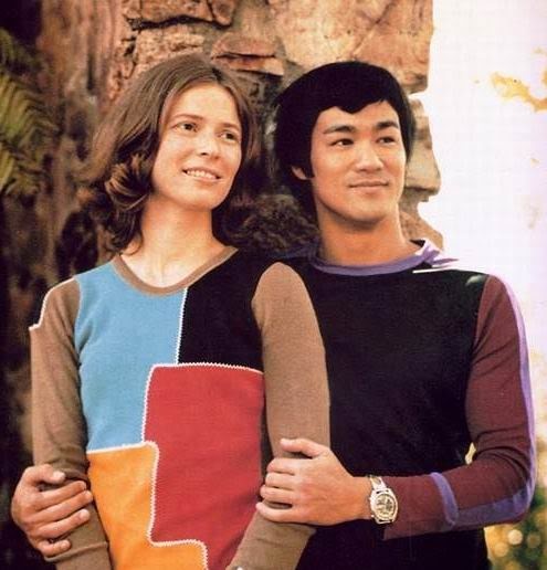 Lý Tiểu Long trở thành thần tượng trong lòng cô nữ sinh Linda Emery ngay từ những phút đầu.