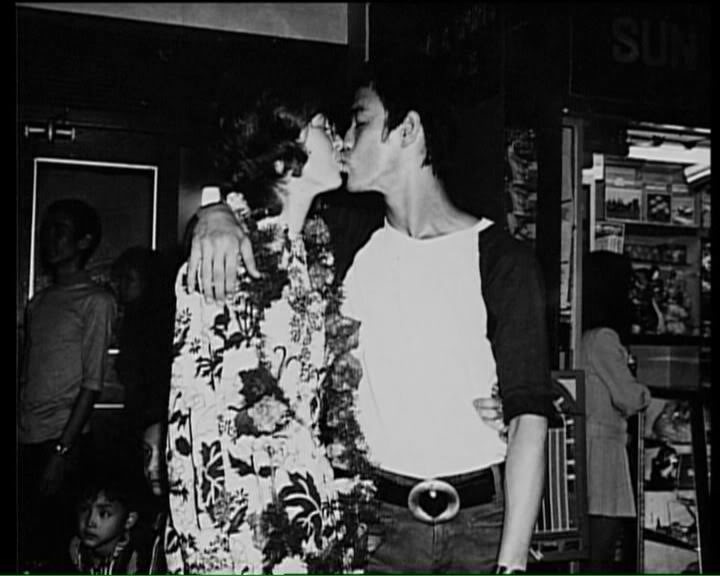 Nụ hôn ngọt ngào của Lý Tiểu Long và Linda Emery.