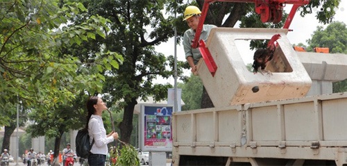 Câu chuyện kể về Huyền, một cô gái trẻ lỡ có bầu với cậu bạn trai cũng còn trẻ.