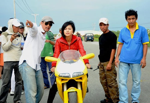 Johnny Trí Nguyễn đang truyền kinh nghiệm cho Ngô Thanh Vân cách lái mô-tô trên phim trường. 