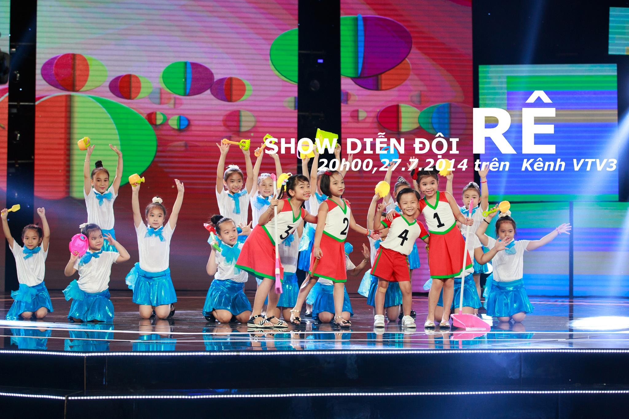 Giam khao Xuan Bac bi lay trom quan ao trong Do Re Mi hinh anh