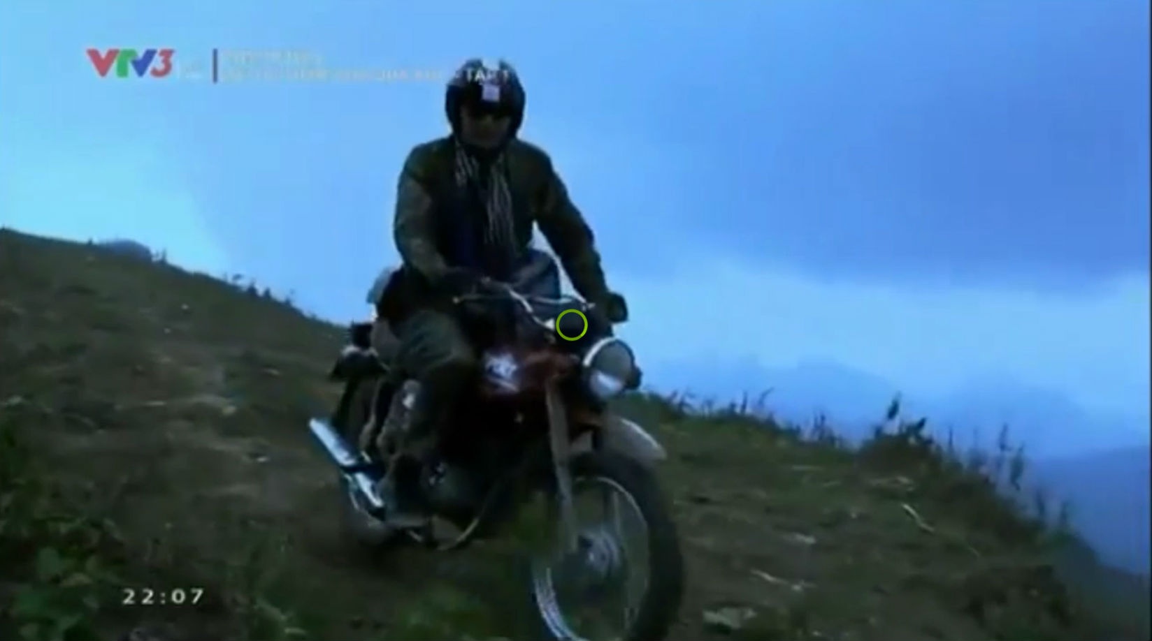 Canh quay xe lao xuong vuc nguy hiem trong tap 1 hinh anh