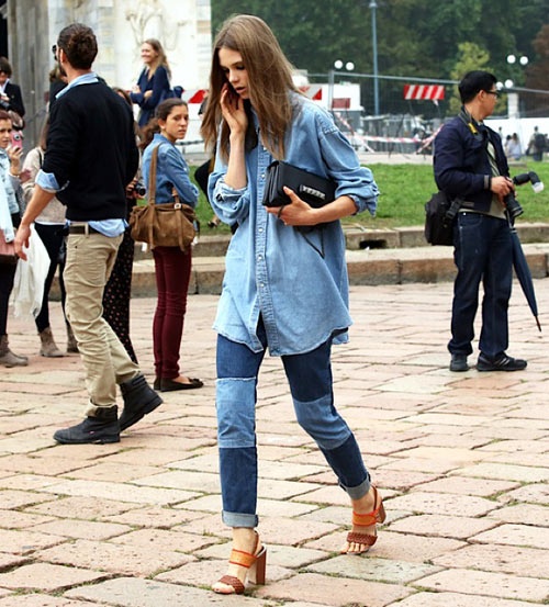 Chiếc quần jeans màu xanh trở nên ấn tượng hơn nhiều với mảng đắp nhạt màu trên gối.