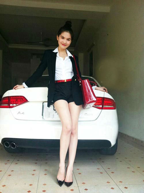 Chiếc xe hơi đầu tay mà Ngọc Trinh sở hữu chính là chiếc Audi A4 giá trị không quá cao khoảng <abbr class=
