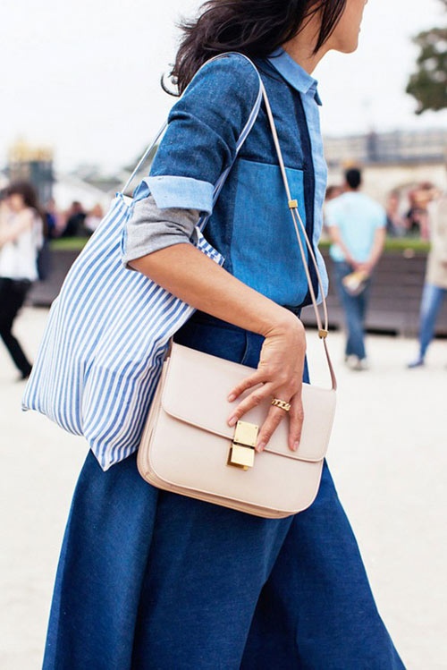 Sự pha trộn nhiều màu sắc denim trên một trang phục giúp những bộ trang phục denim bớt cứng nhắc hơn.