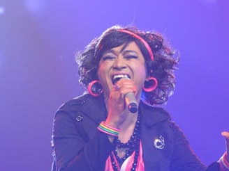 Minh Quan don nguc 'khung' tren san khau Cap doi hoan hao hinh anh