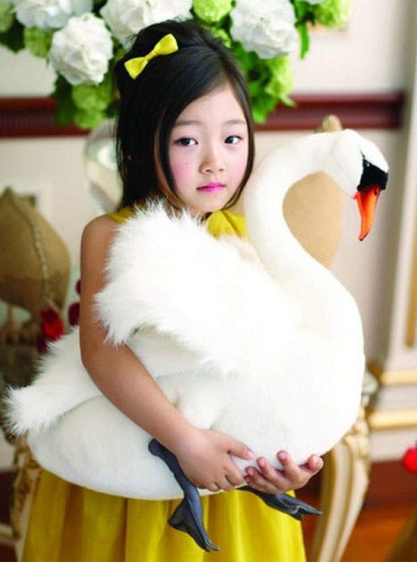 Cũng có lúc, cô bé rất hồn nhiên và đáng yêu.