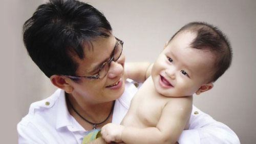 Nhạc sĩ Đức Huy bất ngờ có con trai ở tuổi 60.